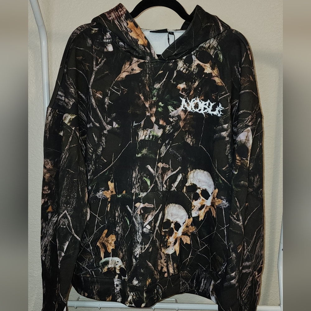 NOBLE Camouflage Skull Graphic Sweatshirt